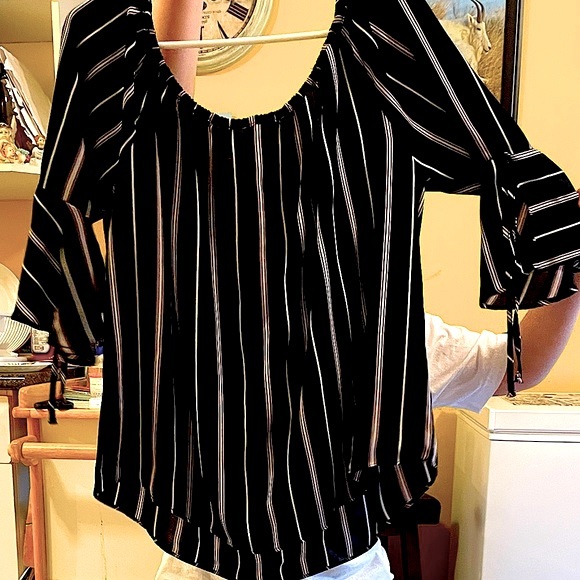 Gorgeous Top can be worn on or off Shoulder - Picture 4 of 9